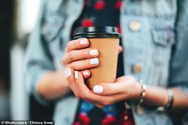 Eine Tasse Instantkaffee enthält etwa 100 mg Koffein, andere Quellen sind Tee, Cola und Energy-Drinks