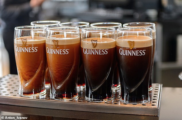 Pub-Besucher werden es gewohnt sein, lange auf ihr geliebtes Guinness warten zu müssen, während das Barpersonal den „berühmten“ zweiteiligen Guinness vorführt.  Im Bild: Gläser Guinness vor dem zweiten Teil des zweiteiligen Einschenkens
