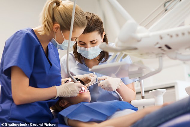 Laut einer neuen Umfrage glauben nur 3 Prozent der Zahnärzte, dass der Zahnsanierungsplan der Regierung dazu führen wird, dass sie mehr NHS-Patienten behandeln (Stockbild).