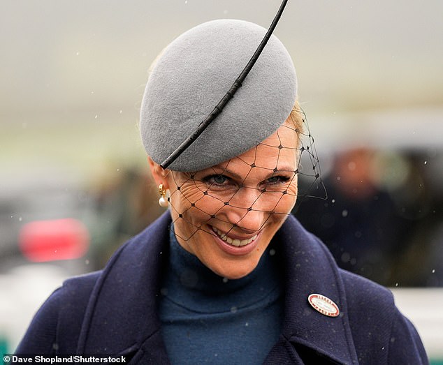 Zara Tindall sah glamourös aus, als sie heute zum ersten Tag des Festivals auf der Pferderennbahn von Cheltenham ankam