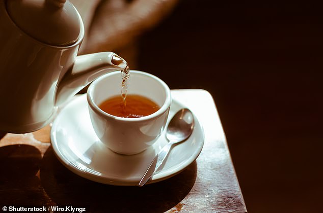 Laut Grant ist es ein „Muss“, Gästen eine Tasse Tee anzubieten, wenn es um Etikette geht.  Und geben Sie immer zuerst den Tee hinein
