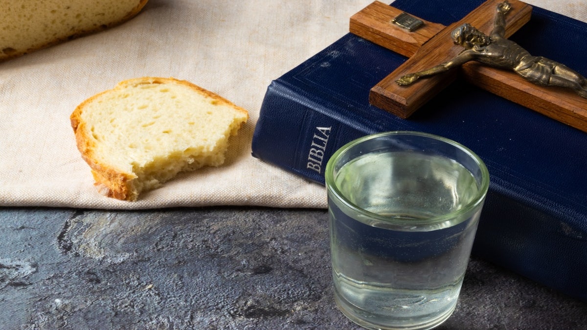 Fastenzeit - Heilige Bibel, Kruzifix, Wasser und Brot