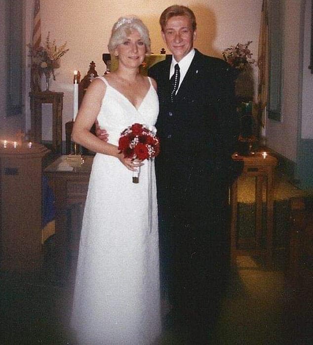 Glücklich verliebt: Bobby und Mary Caldwell an ihrem Hochzeitstag im Jahr 2004