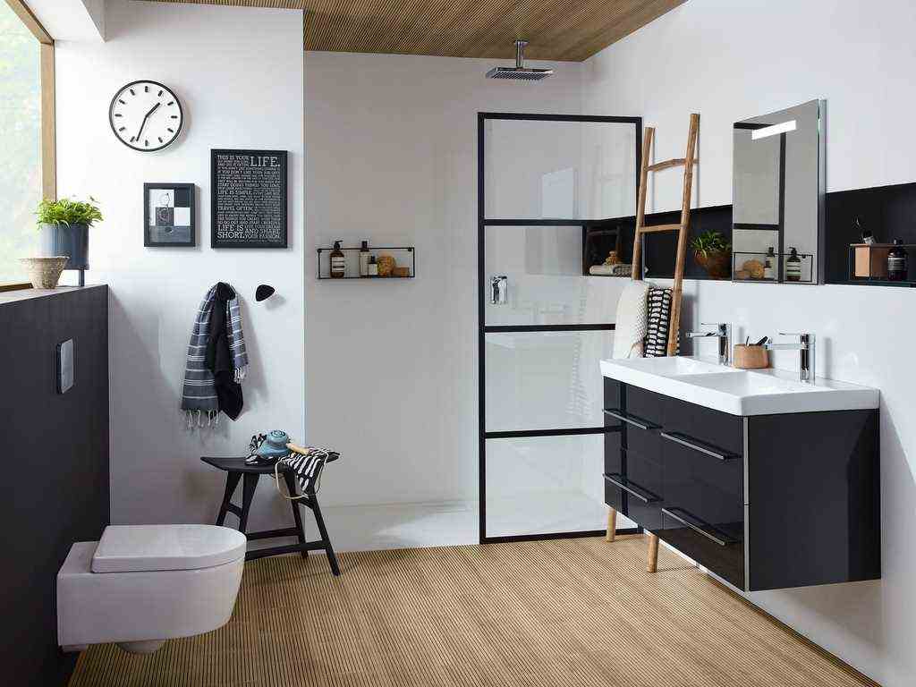 Black and wood graphic bathroom 