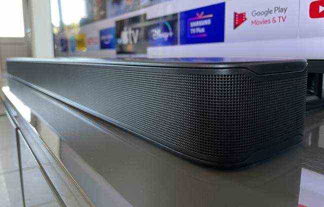 The JBL Bar 5.1 Surround soundbar features five front midrange speakers and two side tweeters.