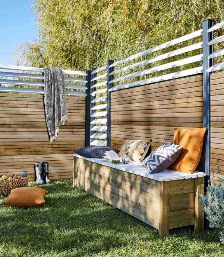 Cozy Space Against The Fence 
