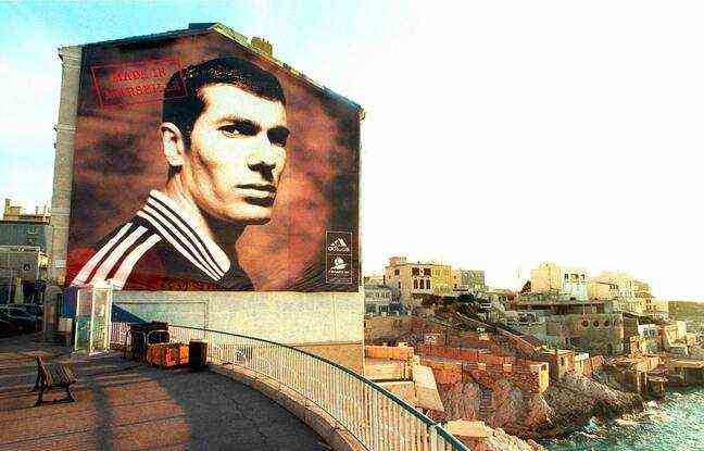 Zidane's portrait displayed in Marseille city center