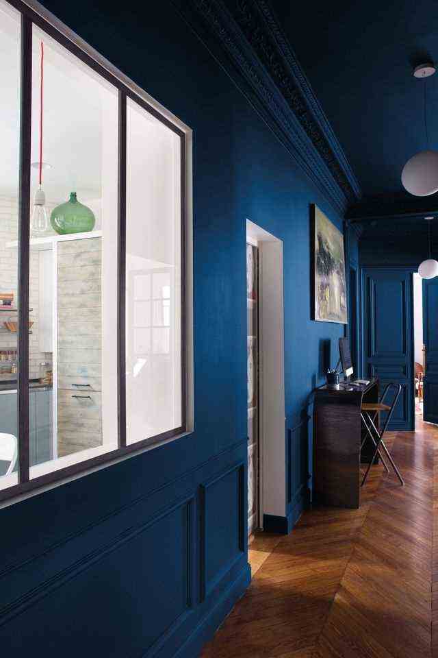 A Deep Blue To Twist A Haussmannian Interior