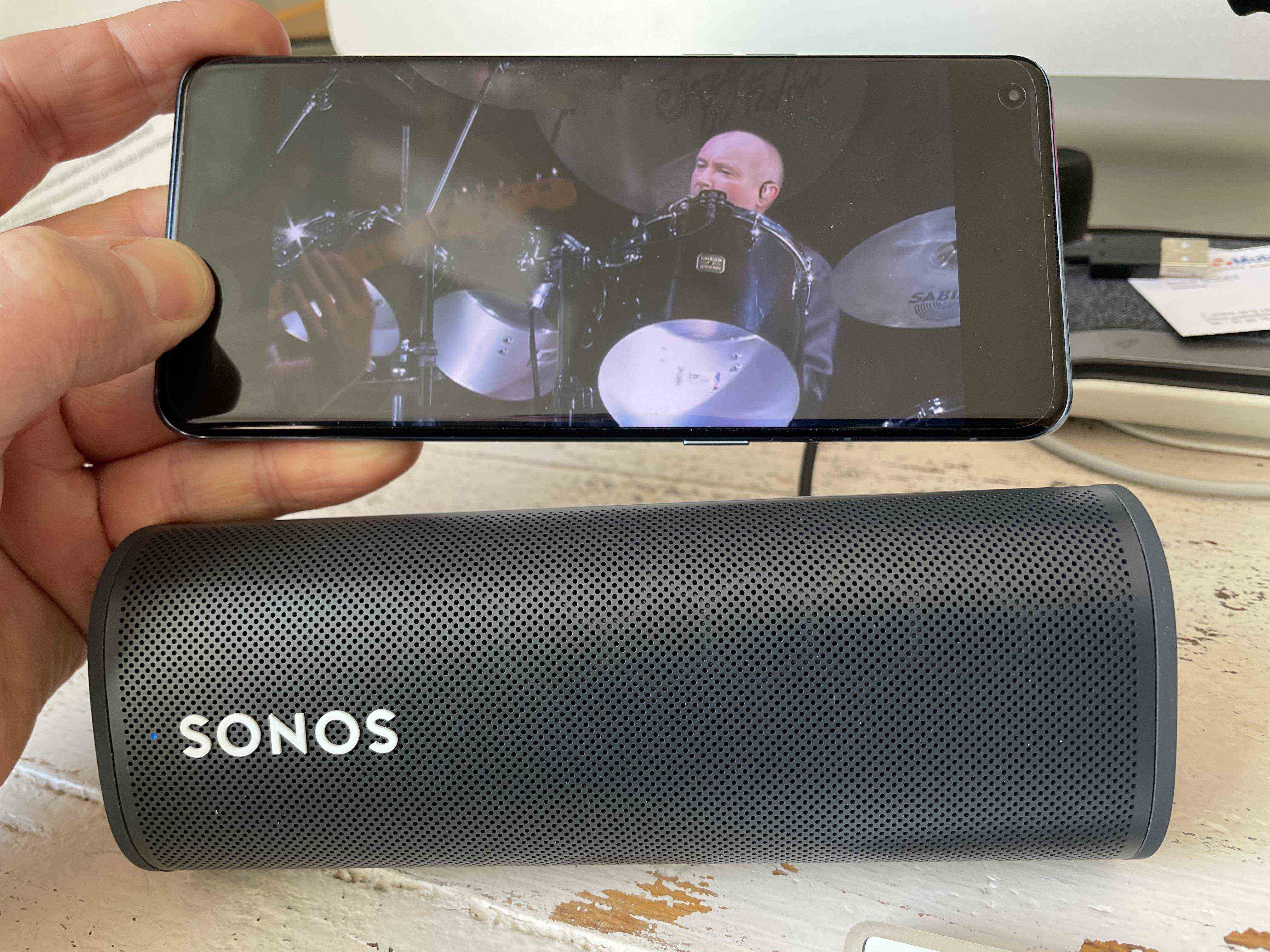 Roam, used as a soundbar for smartphone and enjoy the concert of Phil Collins in Montreux.