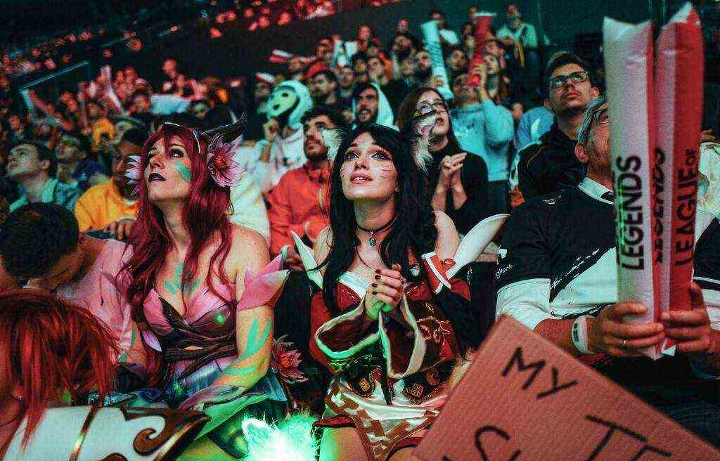 Esports fans (like here in Bercy during the LOL final) spend hours following the games of their favorite teams. 