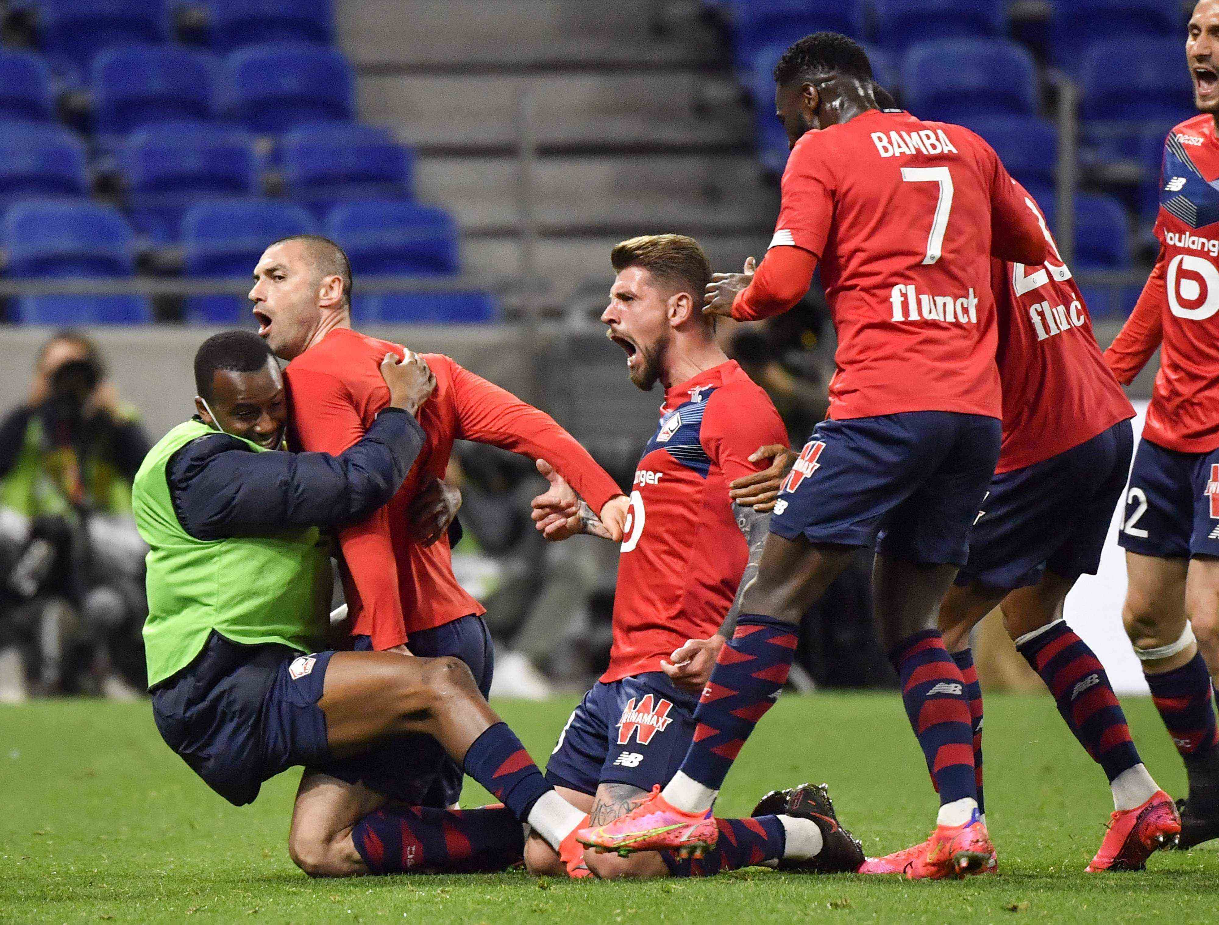 Burak Yilmaz threw himself on the substitute Tiago Djalo, Sunday in Lyon, after having scored the goal of Lille victory, and taken in passing a suspension for having removed his jersey.  PHILIPPE DESMAZES