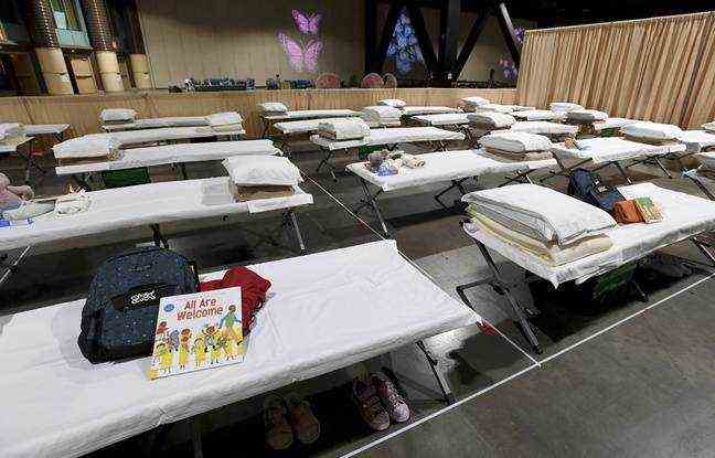 Other books can be seen on these camp beds, in the center which is to welcome migrant children.