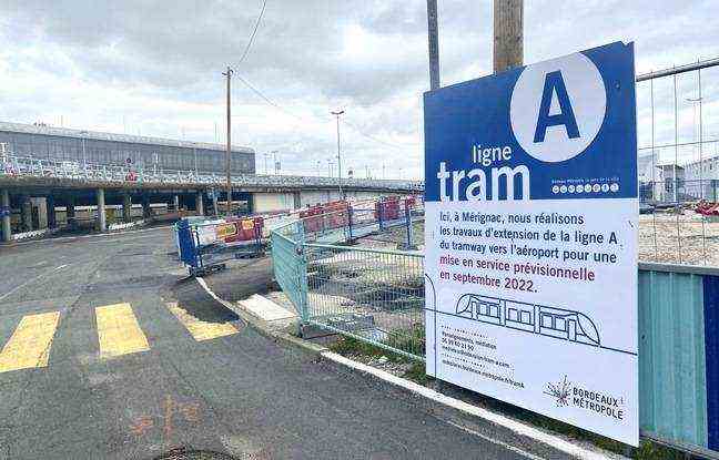 The forecourt of Bordeaux airport is under construction in preparation for the arrival of the tram by the end of 2022
