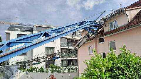A construction crane tipped over a residential building in Meersburg (Photo: SWR, Stefanie Baumann)