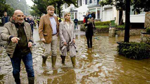 VALKENBURG - King Willem-Alexander and Queen Maxima are examining the damage caused by the storm in Valkenburg in recen