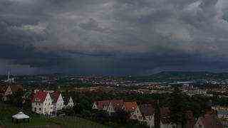 Blick vom Stuttgarter Killesberg Richtung Weinstadt und Rems-Murr-Kreis, Unwetter-Wolken ziehen vorbei. (Foto: dpa Bildfunk, picture alliance/dpa/Fotoagentur-Stuttgart | Andreas Rosar)