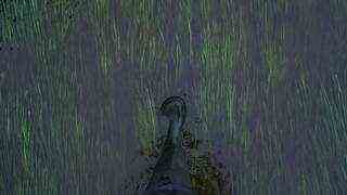 Ein Gummistiefel in einer von dunklem Schlamm überfluteten Wiese (Foto: dpa Bildfunk, Picture Alliance)