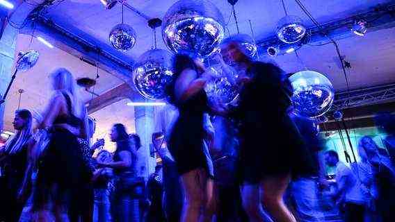 People dance in a club.  © picture alliance / dpa Photo: Felix Kästle