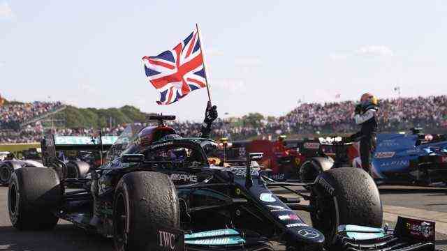 Formula 1: Lewis Hamilton celebrates at Silverstone 2021
