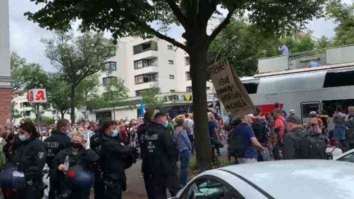 Lateral thinker demo in Berlin Charlottenburg, near Theodor-Heuss-Platz.  (Source: rbb)