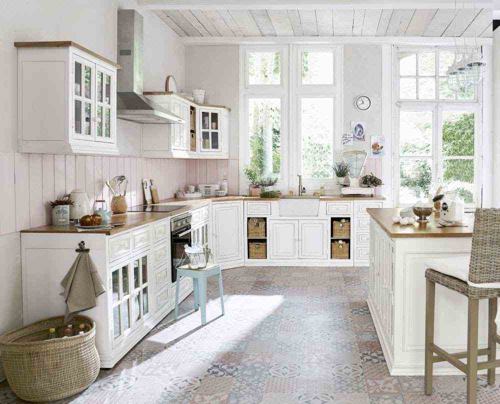 A kitchen between chic countryside and seaside spirit 