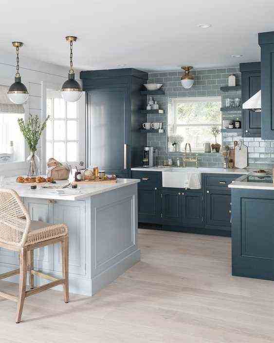 Deep colors in the seaside kitchen 