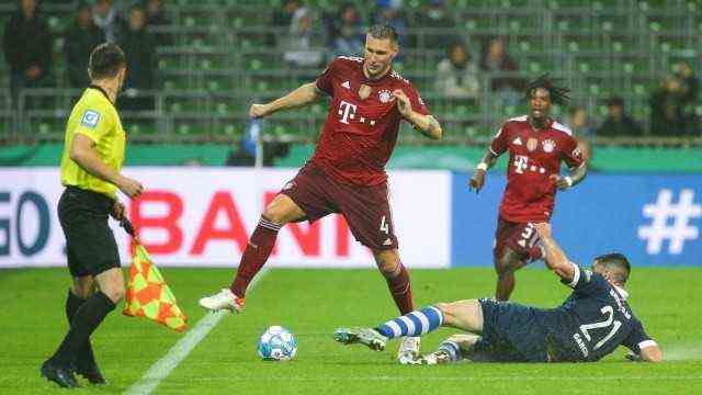 From left: Niklas Süle (FC Bayern Munich, 4) and Oscar Garcia Garcia (Bremer SV, 21) in a duel, duel, dynamics, action,