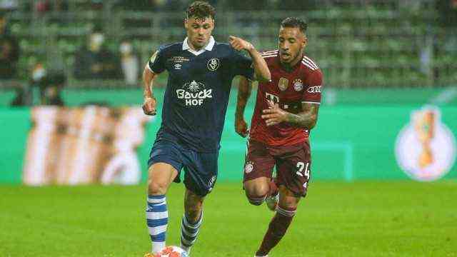 From left: Jan-Luca Warm (Bremer SV, 27) and Corentin Tolisso (FC Bayern Munich, 24) in running duels, duels, duels, dynamics