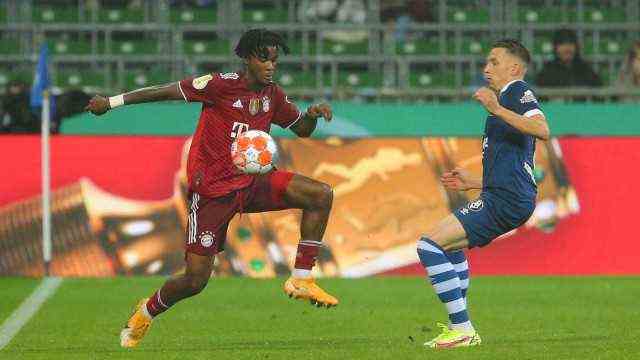 From left: Omar Richards (FC Bayern Munich, 3) and Sebastian Kurkiewicz (Bremer SV, 10) in a duel, duel, dynamic, acti
