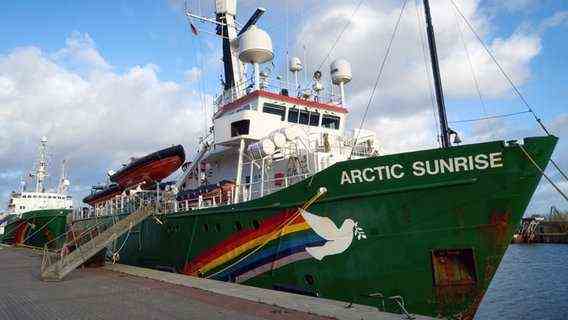The Greenpeace ships "Esperanza" and "Arctic Sunrise" in the port of Rostock.  © NDR Photo: Dimitri Paul
