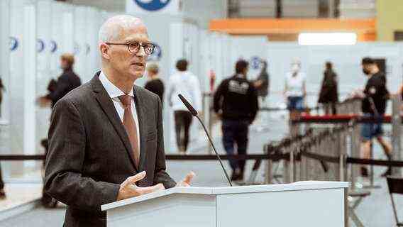 Peter Tschentscher (SPD), First Mayor of Hamburg, takes stock of the pandemic control policy of the Hamburg Senate in the exhibition halls vaccination center.  © picture alliance / dpa Photo: Markus Scholz