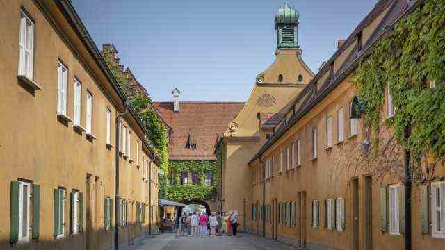 Photos from the Fuggerei Augsburg for the Bayern editorial team.  Greetings & have a nice weekend!  Sophie