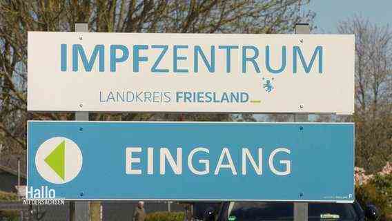 Sign that reads "Vaccination Center Lankreis Friesland - Entrance".  