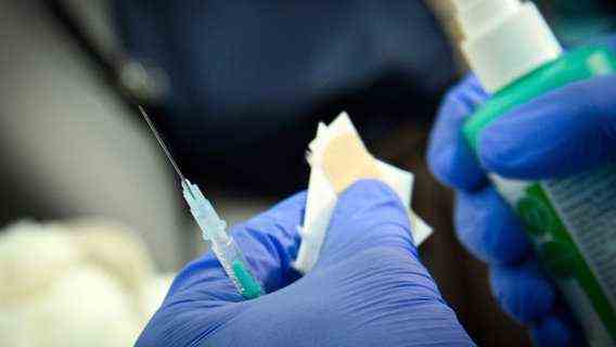 A person prepares a syringe with Covid-19 vaccine.  © picture alliance / dpa / Soeren Stache Photo: Soeren Stache