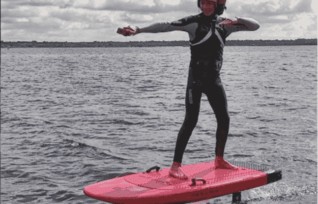 The efoil or electric foil is a board that allows you to fly above water