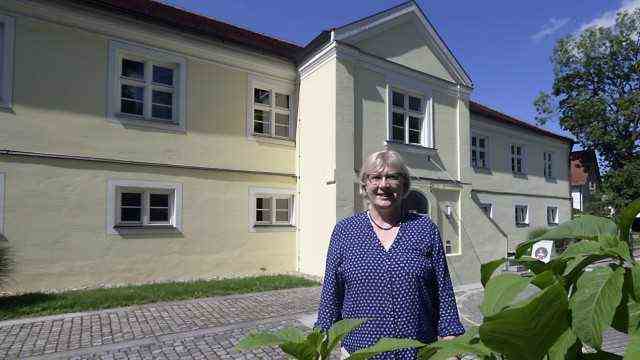 Christine Heinz in front of the Castle Museum in Ismaning, 2020
