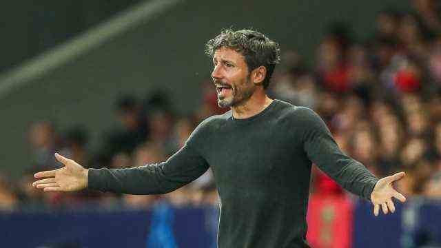 Mark van Bommel (VfL Wolfsburg, head coach) dissatisfied, disappointed / disappointed, FRA, LOSC / Lille Olympique Sporti