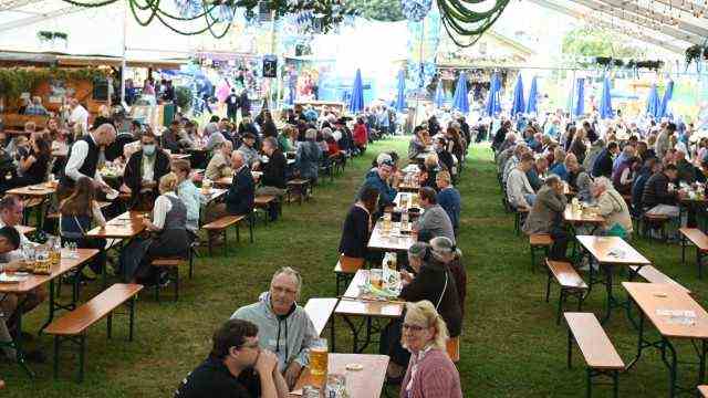 Unterschleißheimer Wiesn: The adults in the beer tent make sure that they don't get too close.