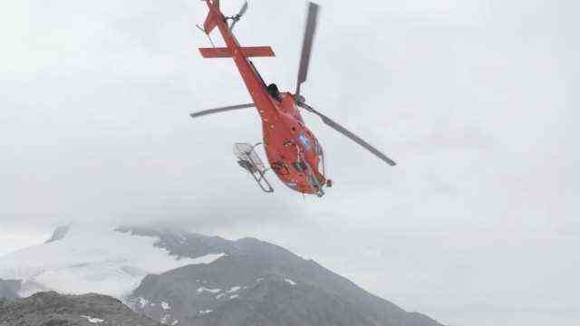 Archeology: It flies away: the helicopter that brought the press representatives up to 3200 meters can initially no longer fly to the site for collection due to a change in the weather.