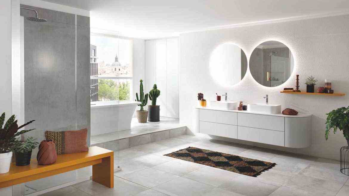 A bathroom in white and gray