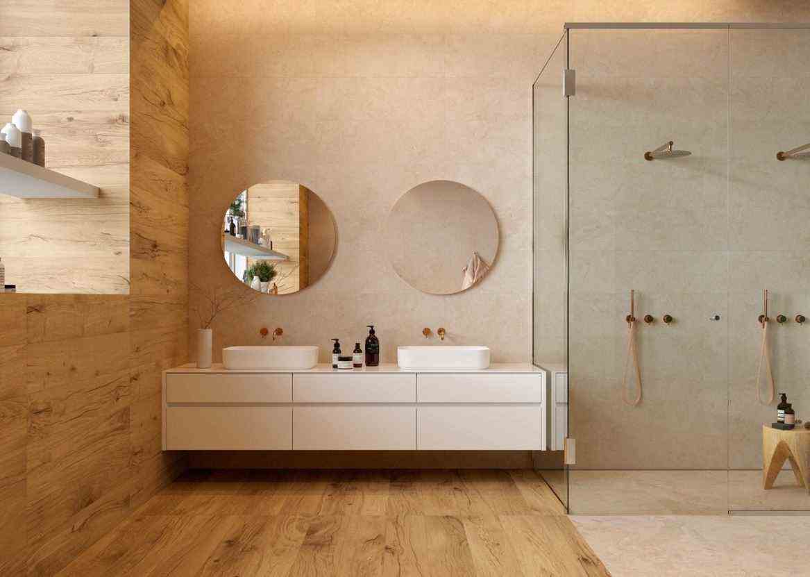 A bathroom that gives pride of place to the woods