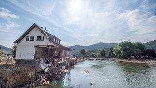 A house that was completely destroyed after the flood disaster stands on the banks of the Ahr.  (Photo: picture-alliance / Reportdienste, dpa | Boris Roessler)