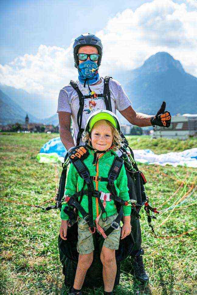 Marceau (8 years old) feasted for his first time in the air with a paraglider champion who volunteered to participate in Nos Etoiles Volantes.