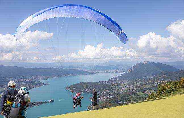 The scenery of Lake Annecy once again amazes the 11 families invited to discover paragliding with Nos P'tites Etoiles.