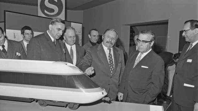 Exhibition in Nuremberg: Emil Schuh (center) presented the model of the ET 403 in 1971.