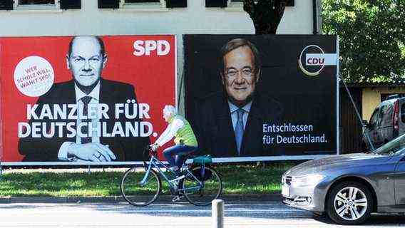An SPD election poster for the 2021 federal election hangs next to a CDU poster.  © picture alliance / ROPI Photo: Antonio Pisacreta
