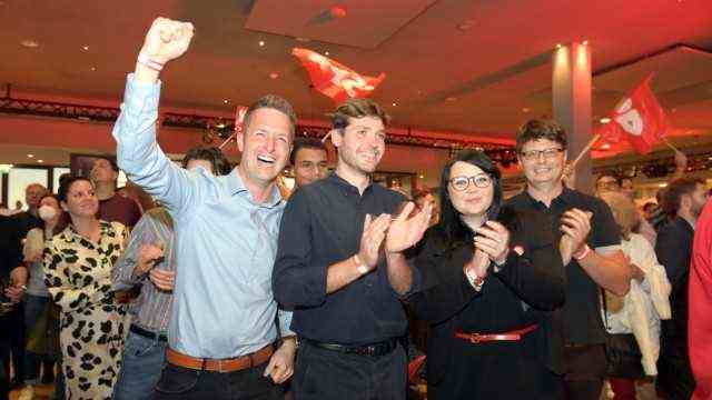 Bundestag election in the district of Munich: You rarely see social democrats cheering like this: Florian Schardt, Korbinian Rüger and Ramona Greiner (from left) at Munich's Nockherberg.