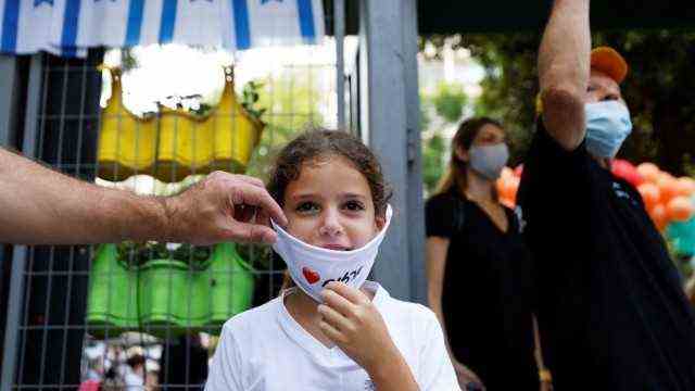 And quickly put on the mask: In front of a primary school in Tel Aviv.