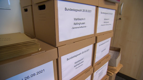 Polling station utensils lie in cardboard boxes in an office of the Kellinghusen district.  © NDR 
