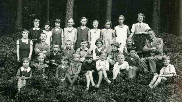 Group picture GER, 20160227, photo taken around 1900, group photo, rest on a meadow, school class with teacher